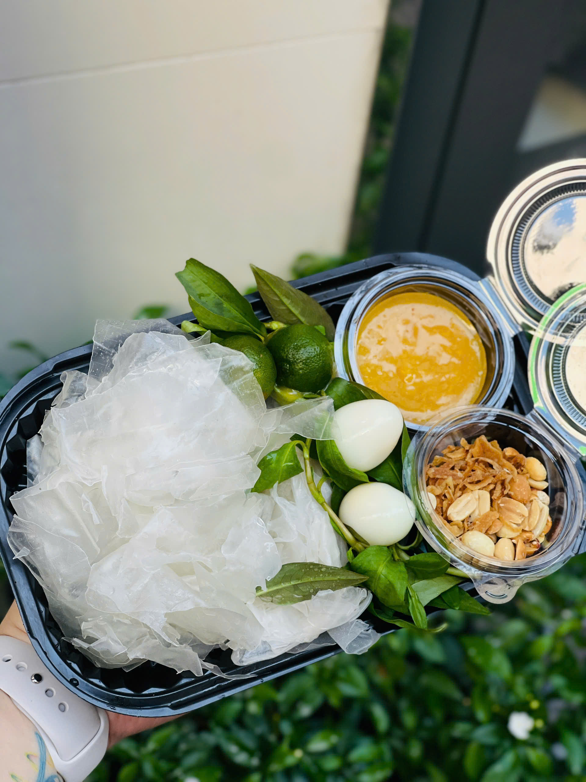 Bánh tráng chấm sốt muối béo