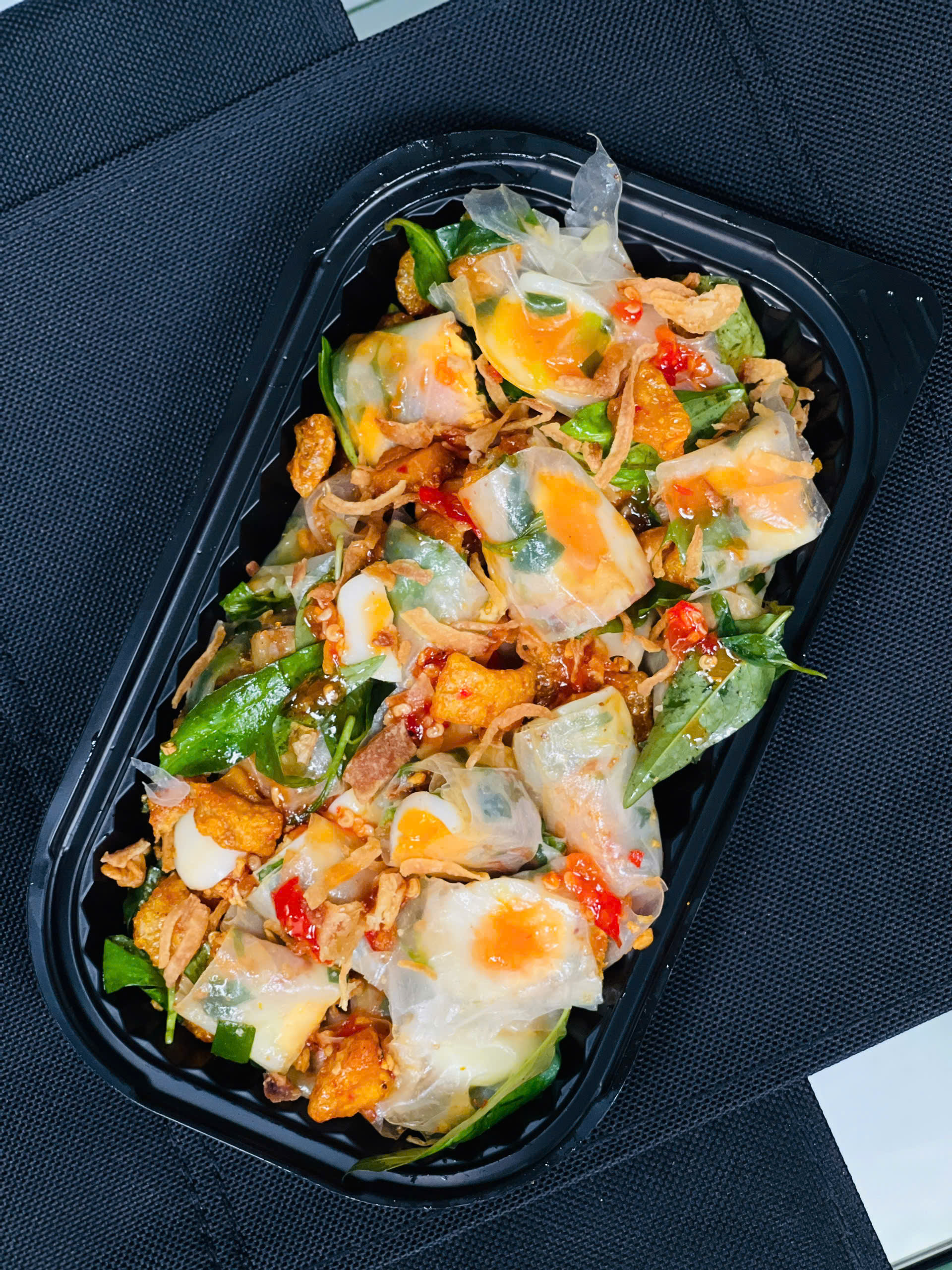 Bánh tráng cuốn trứng ,tóp mỡ