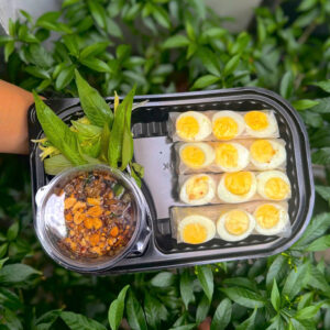 Cuốn trứng chấm sốt me
